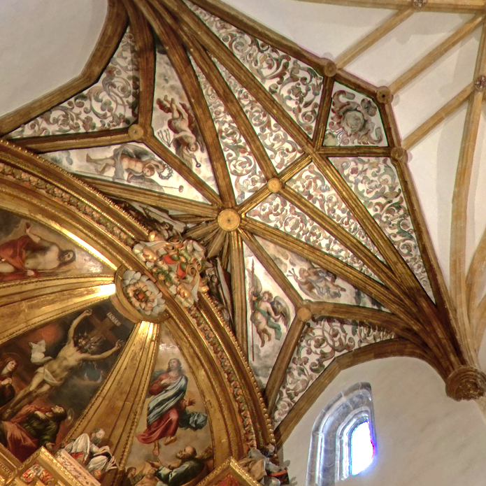 Techo con intrincados detalles dorados y pinturas en un estilo barroco.